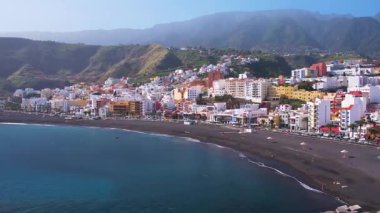 Santa Cruz de la Palma 'nın renkli evleri ve güneşli kış günlerinde siyah kumsalları olan başkenti La Palma adasının havası.