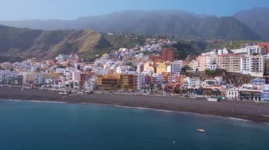 Santa Cruz de la Palma 'nın renkli evleri ve güneşli kış günlerinde siyah kumsalları olan başkenti La Palma adasının havası.