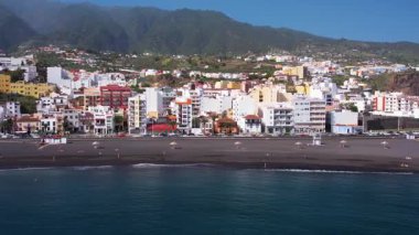 Santa Cruz de la Palma 'nın renkli evleri ve güneşli kış günlerinde siyah kumsalları olan başkenti La Palma adasının havası.