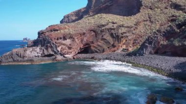 La Palma Adası Kanaryası 'nın okyanus kıyısındaki kayalara oyulmuş küçük bir korsan köyü havası.