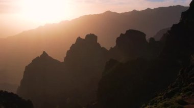 La Palma Adası Kanaryası 'ndaki Parque Nacional de la Caldera de Taburiente' deki engebeli volkanik dağ tepelerinin üzerinde muhteşem bir hava batışı.