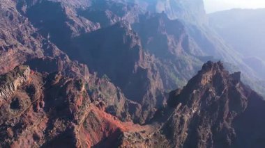 La Palma Adası Kanaryası 'ndaki Parque Nacional de la Caldera de Taburiente' deki engebeli volkanik dağ tepelerinin üzerinde muhteşem bir hava batışı.