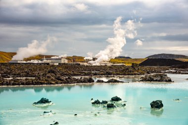 Blue Lagün İzlanda 'daki jeotermal enerji santrali. Popüler turistik cazibe