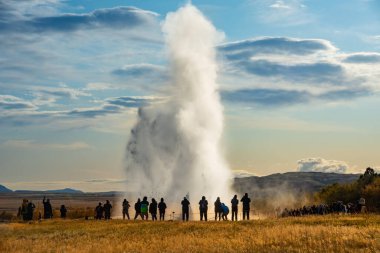 İzlanda Gayzer Strokkur. Golgen Circle İzlanda 'da büyük turistik ilgi.