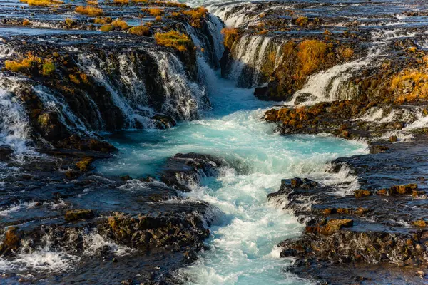 İzlanda 'da mavi Bruarfoss şelaleleri. Harika bir turistik yer.