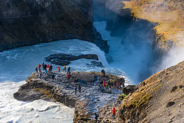 İzlanda Şelalesi Gulfoss. İzlanda Altın Çemberi 'nin büyük simgesi..