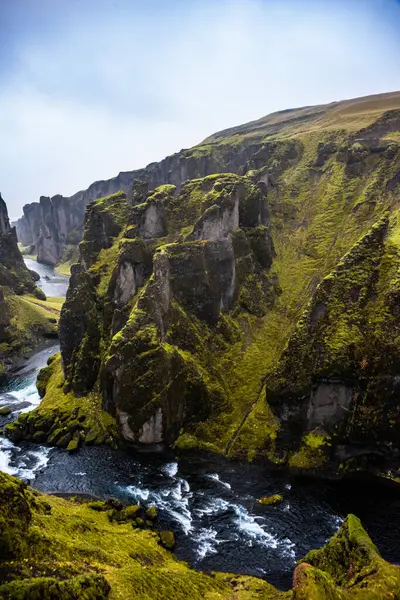 İzlanda 'daki eşsiz Fjadrargljufur manzarası. En iyi turizm beldesi. Fjadrargljufur Kanyonu İzlanda 'nın güneydoğusunda yaklaşık 100 metre derinliğinde büyük bir kanyondur..