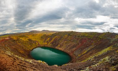 Kerid volkanik krateri. İçinde mavi göl var. Sonbahar günü, İzlanda Altın Çemberi turizm merkezi..