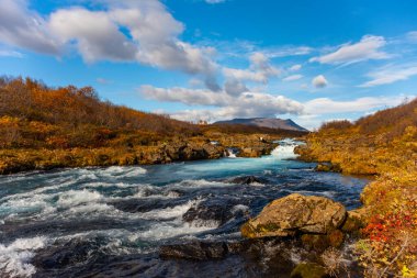 İzlanda 'da mavi Bruarfoss şelaleleri. Harika bir turistik yer.