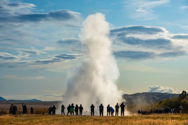 Dramatik gayzer Strokkur patlaması, etkileyici doğal gösterinin tadını çıkaran bir kalabalık tarafından kaydedildi. Altın Çember Çekimi.
