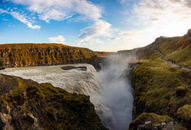 İzlanda Şelalesi Gulfoss. İzlanda Altın Çemberi 'nin büyük simgesi..