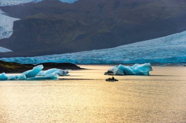 Fjallsarlon Buzul Gölü, İzlanda 'daki buzdağları. Harika bir turistik yer.