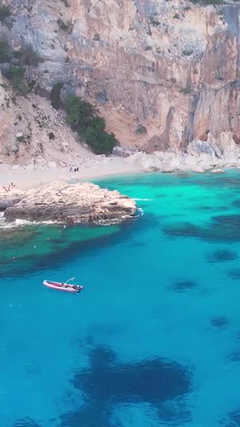 Vista Aérea Del Dron Sobre Arena Blanca Cala Baunei Golfo — Vídeo de stock