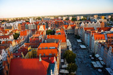 Gün batımında Gdansk 'ın hava görüntüsü şehir merkezini ve St. Marys Bazilikası' nı gösteriyor. Tarihi eski şehir Gdansk Polonya.