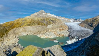 Yüksek dağ buzulu Rhonegletscher ve Furkapass 'ta yaz mevsiminde buzul gölü