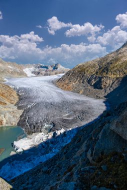 Yüksek dağ buzulu Rhonegletscher ve Furkapass 'ta yaz mevsiminde buzul gölü