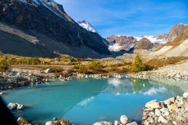 Matterhorn yakınlarındaki küçük buzul gölü İsviçre Zermatt Dağı Alpleri
