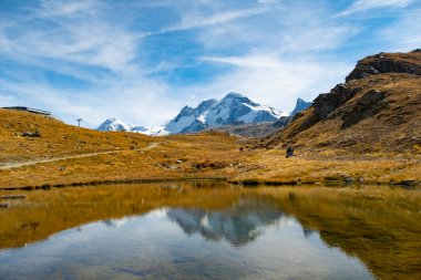 Matterhorn yakınlarındaki küçük buzul gölü İsviçre Zermatt Dağı Alpleri