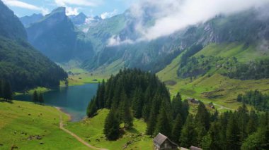 İsviçre Alplerindeki Seealpsee Gölü 'nün havası güneşli yaz günü