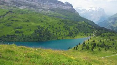 İsviçre 'deki turkuaz Engstlensee Gölü' nde hava güneşli. Seyahat hedefi ve popüler patika.