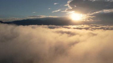 Güneşin doğuşunun bulutları üzerinde uçuyorlar. Özgürlük, uçma, hareket, başarı kavramı.