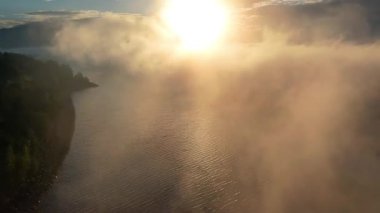 Güneşin doğuşu bulutları üzerinde uçmak. Özgürlük, uçma, hareket, başarı kavramı.