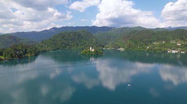 Mary 'nin Varsayımı Kilisesi' nin göl merkezindeki hava manzarası Bled. Slovenya 'daki Bled Gölü' nde küçük bir adada uçmak, sıcak yaz günü güneşi