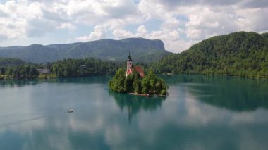 Mary 'nin Varsayımı Kilisesi' nin göl merkezindeki hava manzarası Bled. Slovenya 'daki Bled Gölü' nde küçük bir adada uçmak, sıcak yaz günü güneşi
