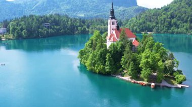 Mary 'nin Varsayımı Kilisesi' nin göl merkezindeki hava manzarası Bled. Slovenya 'daki Bled Gölü' nde küçük bir adada uçmak, sıcak yaz günü güneşi