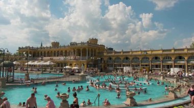 Budapeşte, Macaristan - 21 Mayıs 2023 - Macaristan 'ın Budapeşte kentinde Szechenyi Hamamları. Avrupa 'nın en büyük banyo kompleksi. Avrupa 'da tarihi Macar termik banyosu.