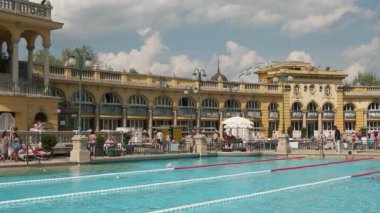 Budapeşte, Macaristan - 21 Mayıs 2023 - Macaristan 'ın Budapeşte kentinde Szechenyi Hamamları. Avrupa 'nın en büyük banyo kompleksi. Avrupa 'da tarihi Macar termik banyosu.