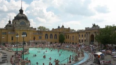 Budapeşte, Macaristan - 21 Mayıs 2023 - Macaristan 'ın Budapeşte kentinde Szechenyi Hamamları. Avrupa 'nın en büyük banyo kompleksi. Avrupa 'da tarihi Macar termik banyosu.