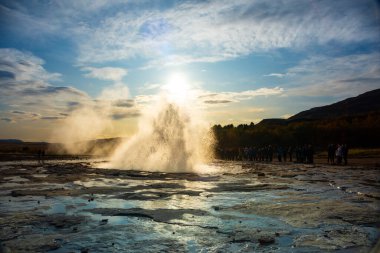 Dramatik bir gayzer vuruşu İzlanda 'da gökyüzünde patladı. Altın saat sırasında yakalandı. Altın Çember İzlanda 'da büyük turistik ilgi.