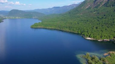 Julian Alps 'teki Bohinj Gölü' nün havadan görünüşü. Slovenya 'nın popüler turistik beldesi. Triglav Ulusal Parkı