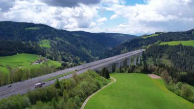 Otobanın 4k hava görüntüsü, hareket eden arabalar. Avusturya 'da yaz yolu. Nakliye kargo teslimatı. İzleme görüntüsü.