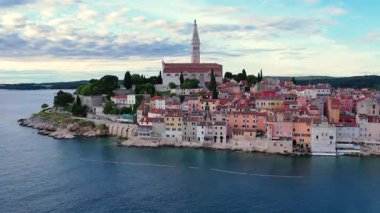 Eski Rovinj kasabasının yaz günü hava aracı panoraması, denizdeki ünlü antik Hırvat kenti. Istria, Hırvatistan.