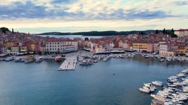 Eski Rovinj kasabasının yaz günü hava aracı panoraması, denizdeki ünlü antik Hırvat kenti. Istria, Hırvatistan.