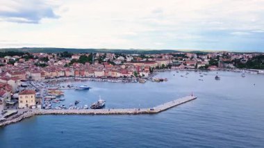 Eski Rovinj kasabasının yaz günü hava aracı panoraması, denizdeki ünlü antik Hırvat kenti. Istria, Hırvatistan.
