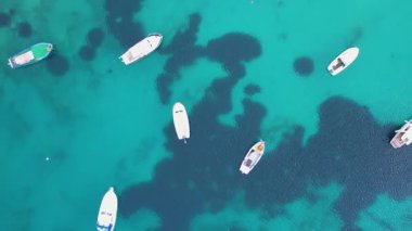 Denizin turkuaz suyundaki küçük beyaz teknelere havadan yukarıdan bakıldığında. Hırvatistan kıyı şeridi yaşamı