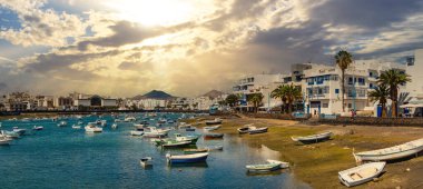 Arka planda modern mimari ve volkanik dağlar tarafından çerçevelenmiş tekneler yavaşça Arrecife Gölünde yüzer. Huzurlu güzellikler ve hareketli manzaralar ziyaretçileri cezbediyor.