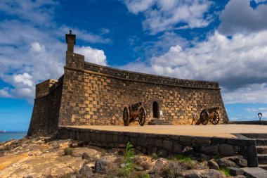 Arrecife, Lanzarote, Kanarya Adaları 'nda topları sergilenen taş kale. Tarihi kale ve çarpıcı okyanus arkaplanı