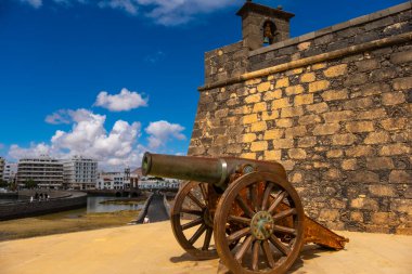 Arrecife, Lanzarote, Kanarya Adaları 'nda topları sergilenen taş kale. Tarihi kale ve çarpıcı okyanus arkaplanı