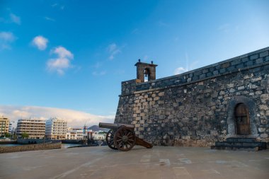 Arrecife, Lanzarote, Kanarya Adaları 'nda topları sergilenen taş kale. Tarihi kale ve çarpıcı okyanus arkaplanı