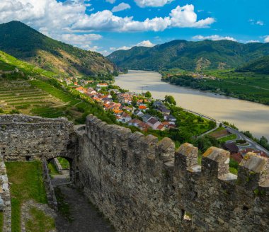 Tuna nehri ve üzüm bağlarıyla Spitz Vachau Avusturya 'daki Hinterhaus şatosundan görüntü