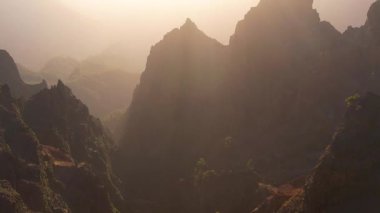 La Palma Adası Kanaryası 'ndaki Parque Nacional de la Caldera de Taburiente' deki engebeli volkanik dağ tepelerinin üzerinde muhteşem bir hava batışı.