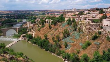 Toledo 'nun havadan görünüşü. Dar sokakları tepe, köprü ve nehir üzerinde olan tarihi ortaçağ binası. İspanya 'da turistik bir yer. Avrupa