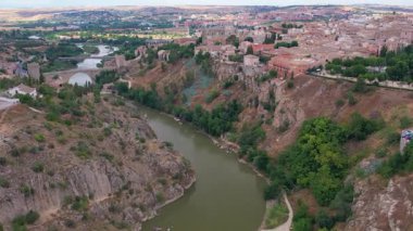 Toledo 'nun havadan görünüşü. Dar sokakları tepe, köprü ve nehir üzerinde olan tarihi ortaçağ binası. İspanya 'da turistik bir yer. Avrupa