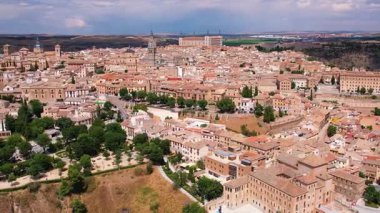 Toledo 'nun havadan görünüşü. Tepede dar sokakları olan tarihi ortaçağ binası. İspanya 'da turistik bir yer. Avrupa