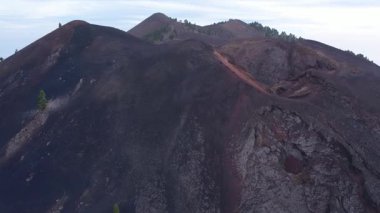 La Palma Adası Kanarya Adaları 'ndaki Ulusal Park Cumbre Vieja' nın taze volkanik lav dağları ve kraterleri.
