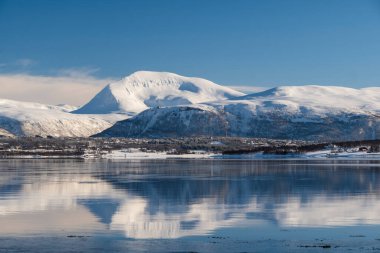 Kar, Noel zamanı Trom yakınlarında Norveç fiyortlarını kaplamıştı. Kuzey Norveç 'te Kuzey Kutup Dairesi üzerinde güneşli bir kış günü